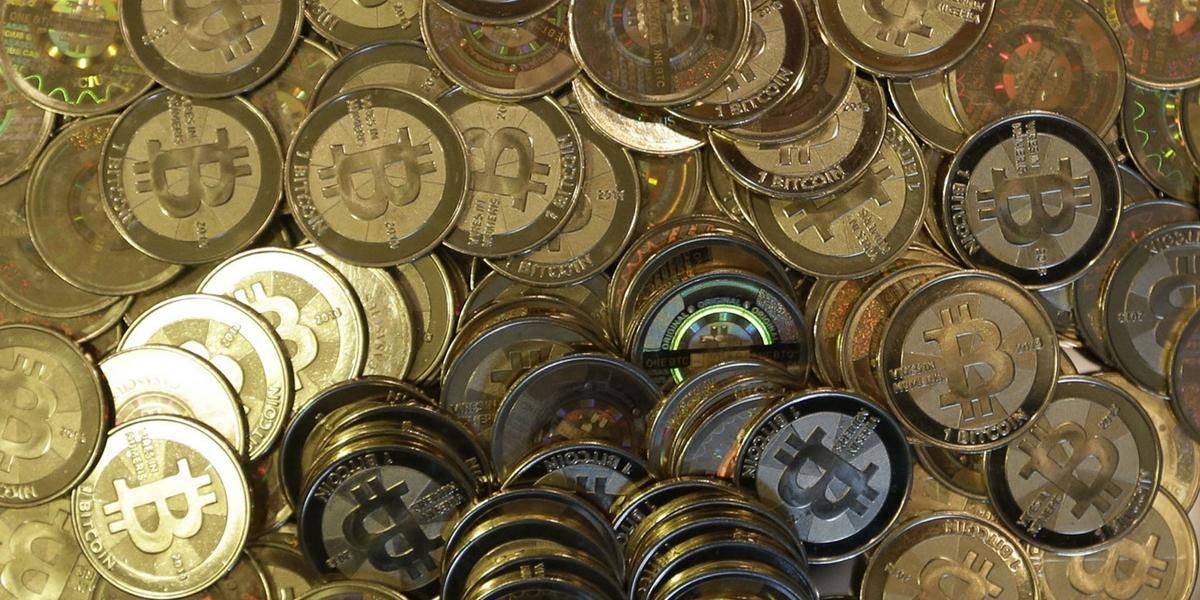 Kurz bitcoinu padol pod úroveň 700 USD