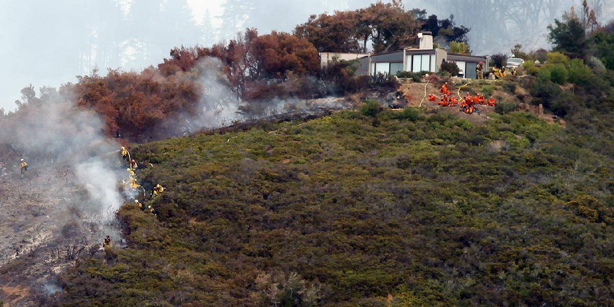 Lesný požiar v kalifornskej oblasti Big Sur zničil 15 domov