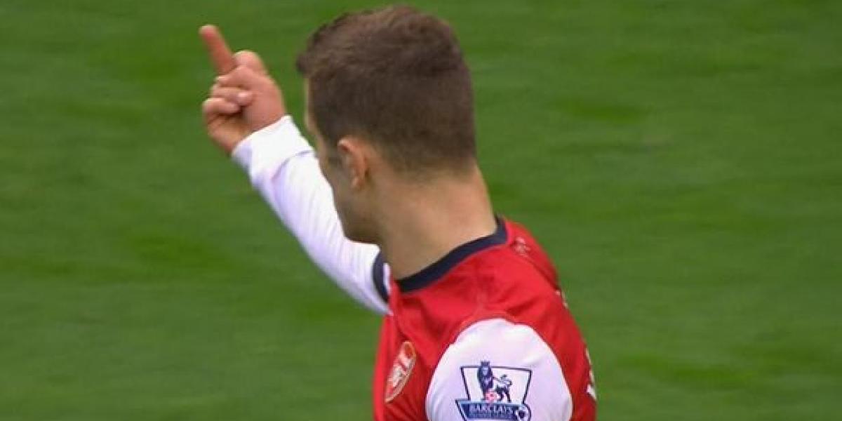 VIDEO Wilshere ukázal prostredník fanúšikom City, bude pykať