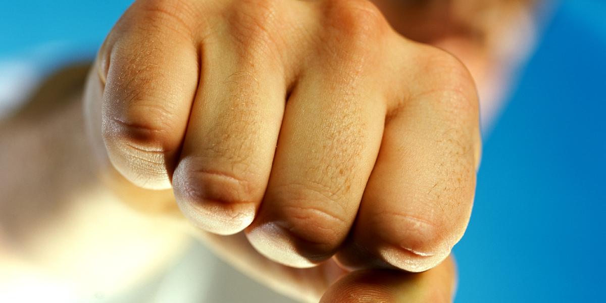 Tínedžer kopol ženu do brucha, hrozí mu až jeden rok