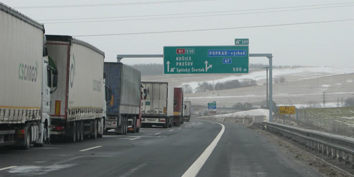 Diaľnicu D1 uzavreli pre horiace nákladné auto 