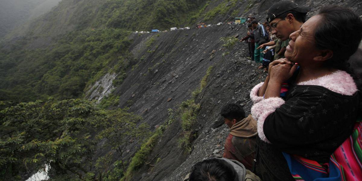 Autobus v Peru sa zrútil do rokliny, najmenej 15 ľudí zahynulo