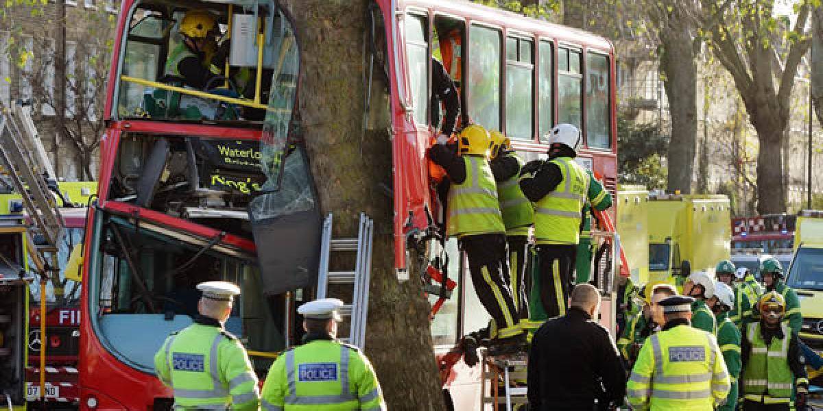 Poschodový autobus narazil v Londýne do stromu