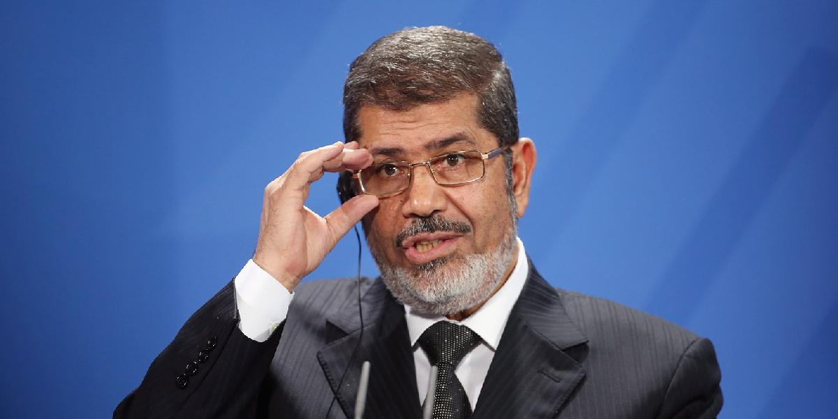 Útek bývalého prezidenta Mursího z väzenia posunuli pred trestný súd