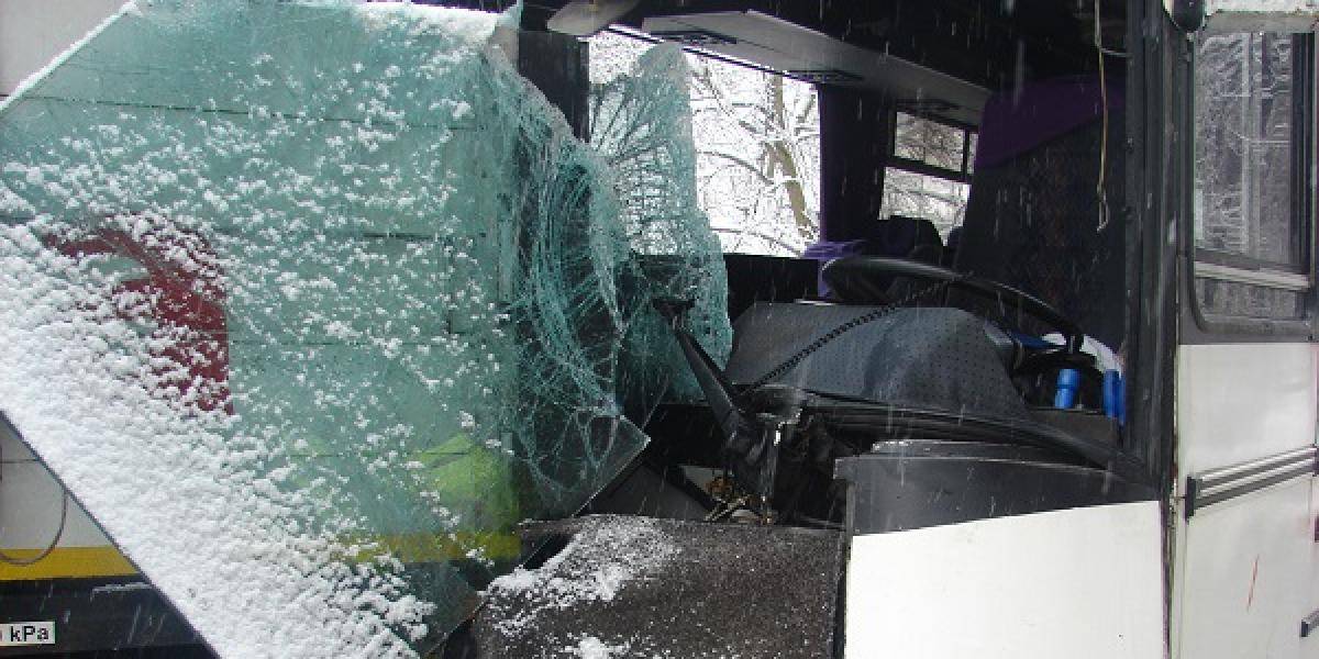 Vážna nehoda v Poľsku, linkový autobus sa zrazil s nákladným autom