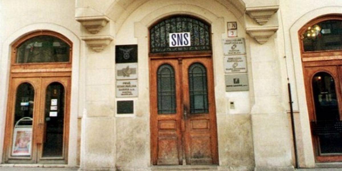 SNS sa možno bude o budovu na Šafárikovom nám. deliť s pohrebníctvom