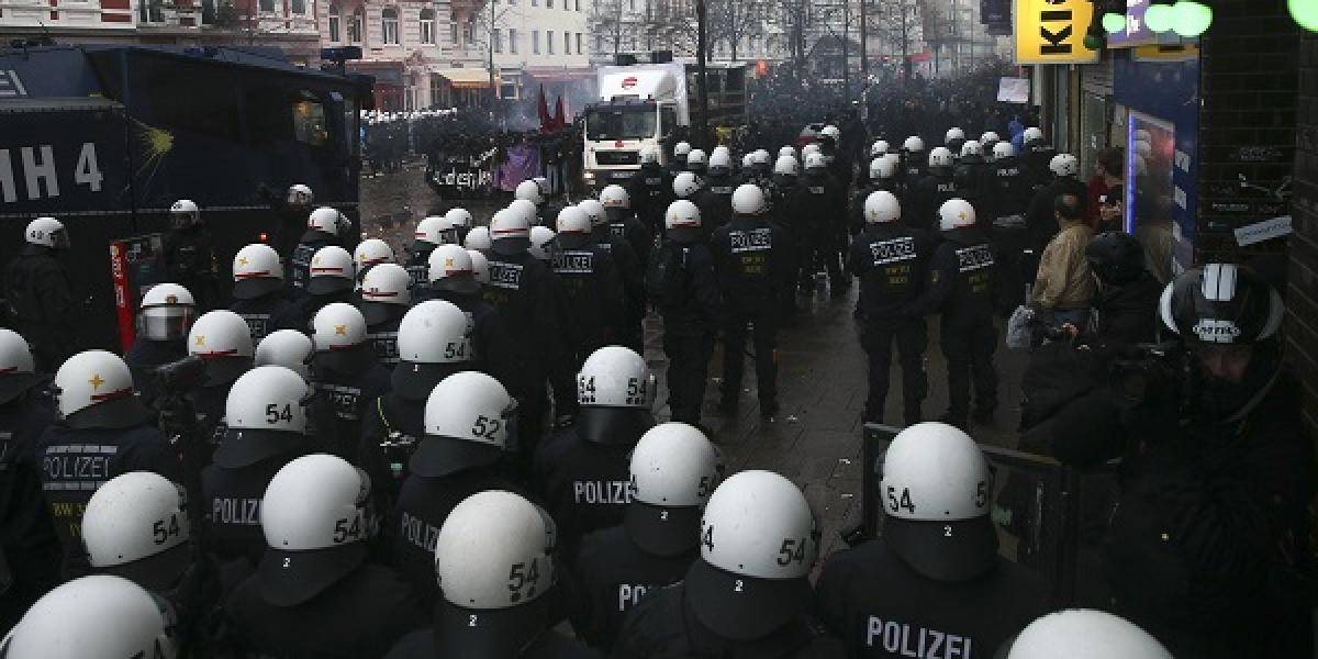 Pri zrážkach v Hamburgu sa zranilo najmenej 22 policajtov