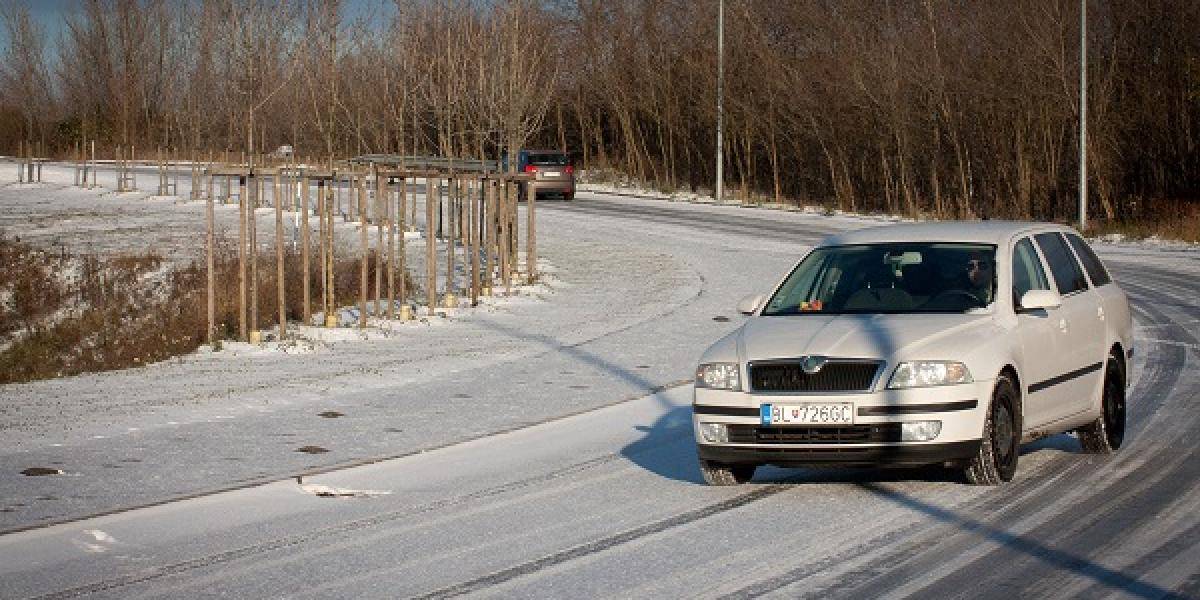 Cesty na Slovensku sú zjazdné, povrch vozoviek je prevažne vlhký