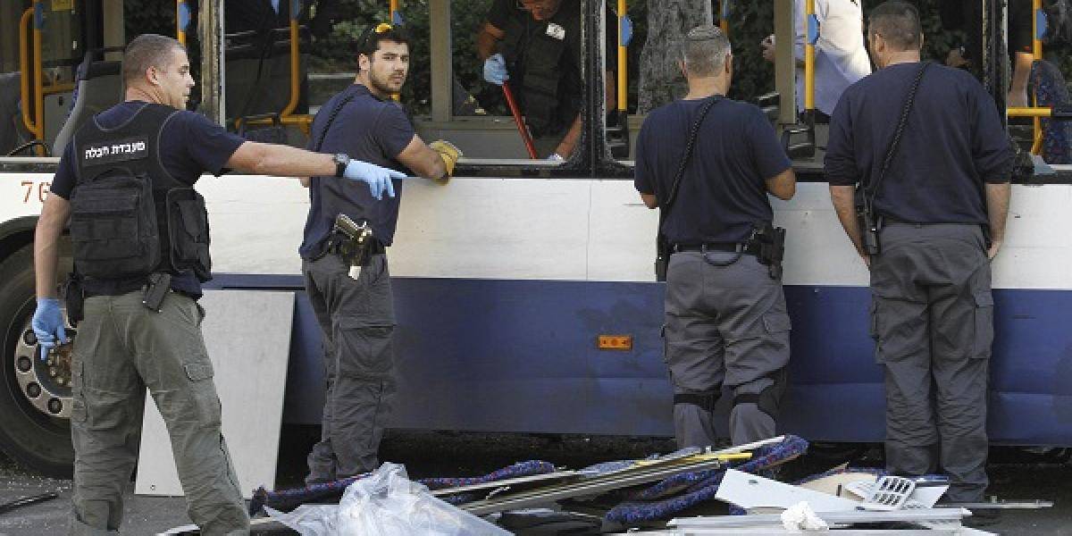 V autobuse pri Tel Avive explodovala bomba