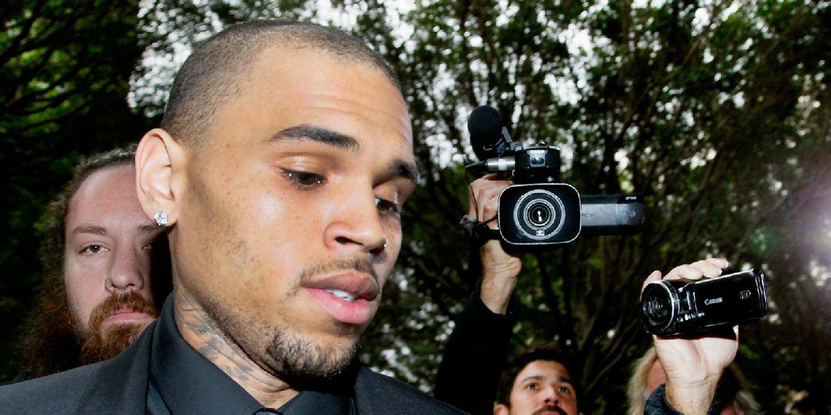 Chris Brown opustil na tri hodiny liečebňu kvôli chudobným deťom