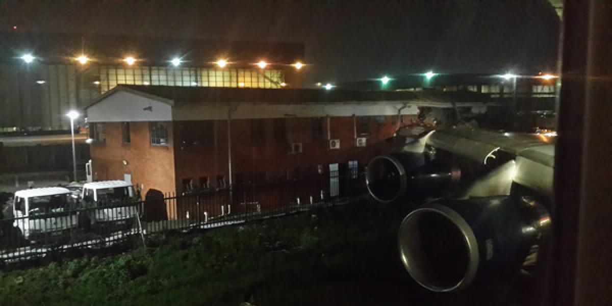 Lietadlo British Airways zasiahlo krídlom letiskovú budovu