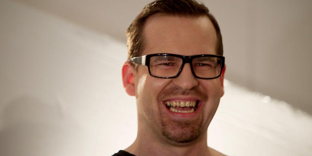 Fero Mikloško sa snaží neostať zatvorený pri kope jedla