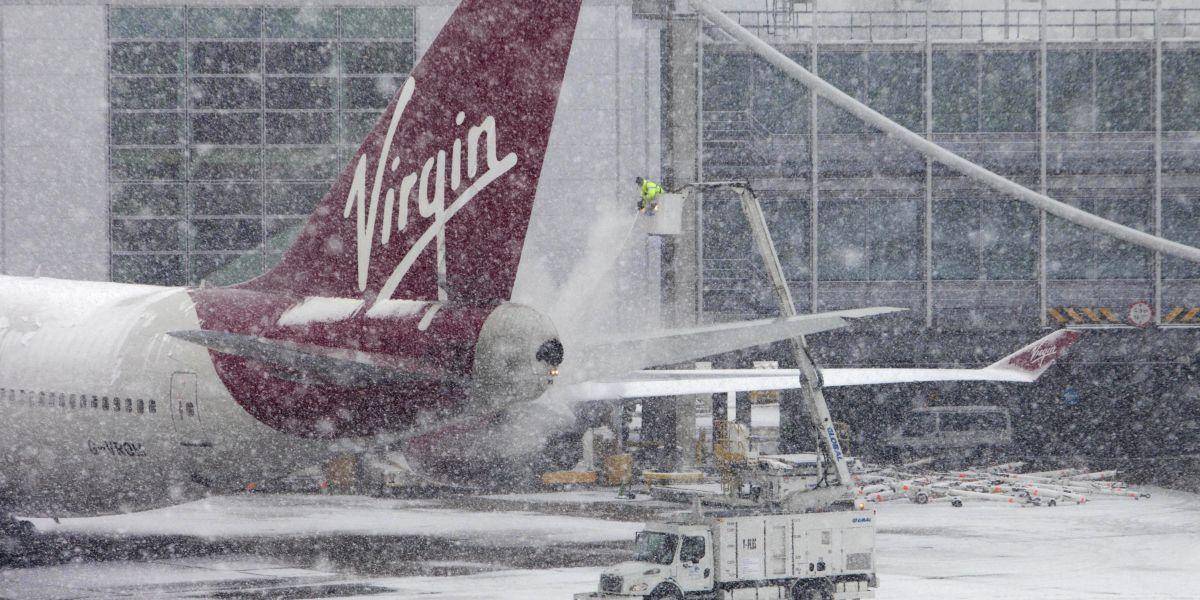Londýnskemu letisku Gatwick i mnohým častiam Británie robí problémy zimná búrka