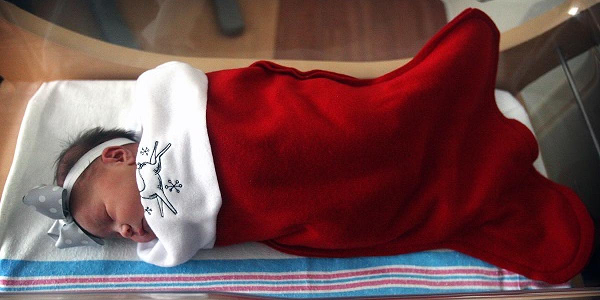 Pôrodnice v Kalifornii balia novorodencov do vianočných ponožiek