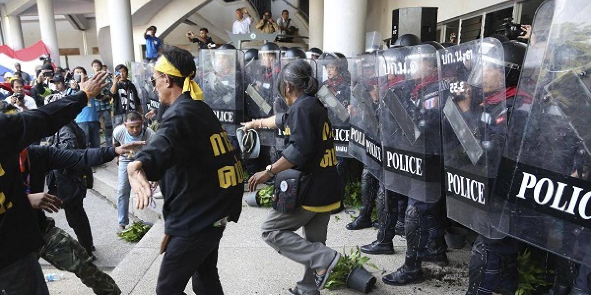 Thajská polícia použila proti demonštrantom slzný plyn