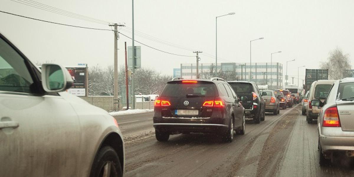 Cesty aj diaľnice sú zjazdné, ich povrch je prevažne vlhký
