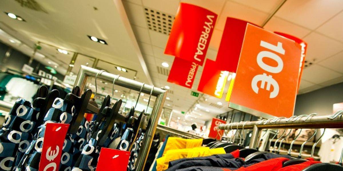 Mnohé predajne spúšťajú od dnešného dňa povianočné výpredaje