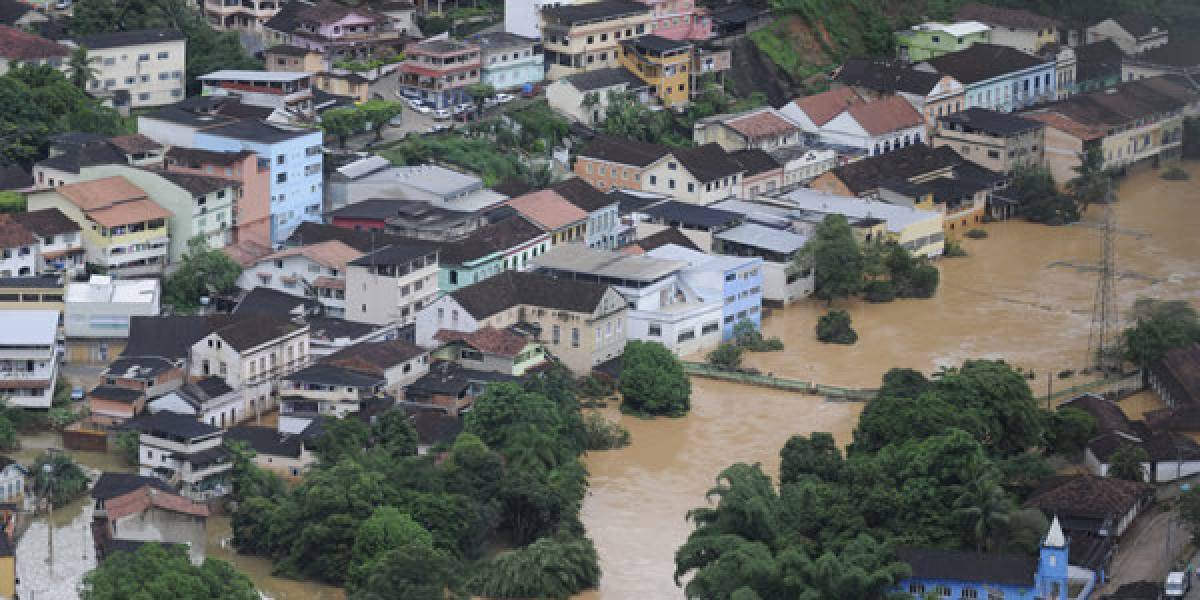 Povodne a zosuvy po sebe zanechali najmenej 44 mŕtvych