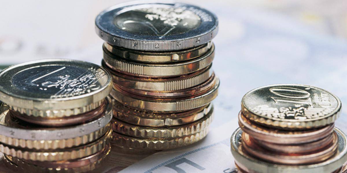 Platy štátnych a verejných zamestnancov stúpnu o 16 eur