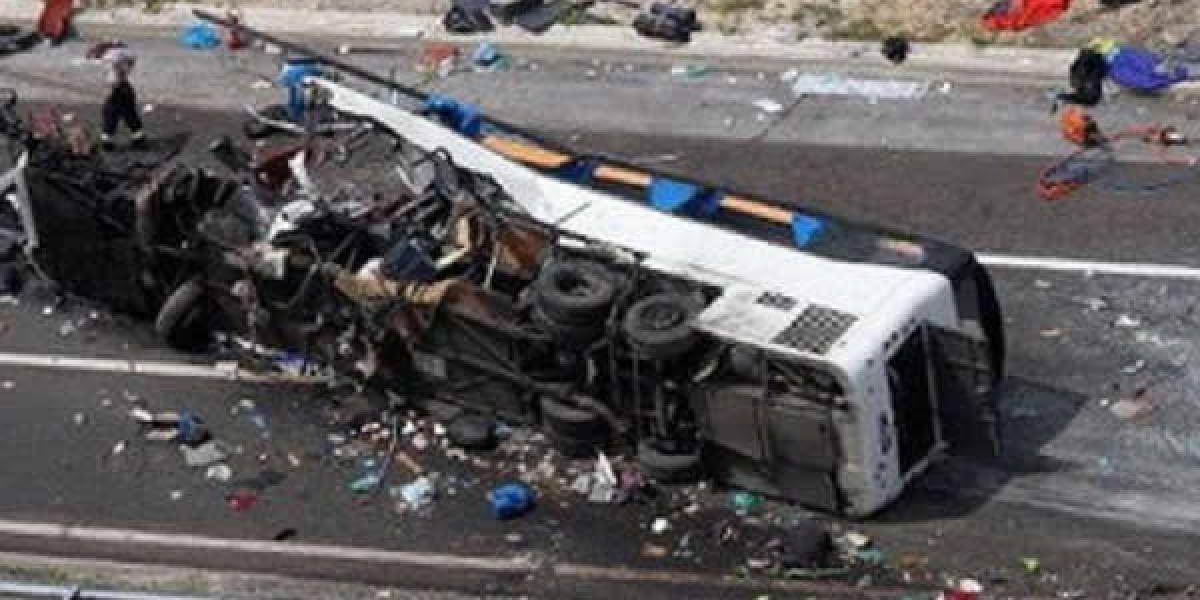 Pád autobusu z mosta sa skončil smrťou 29 ľudí