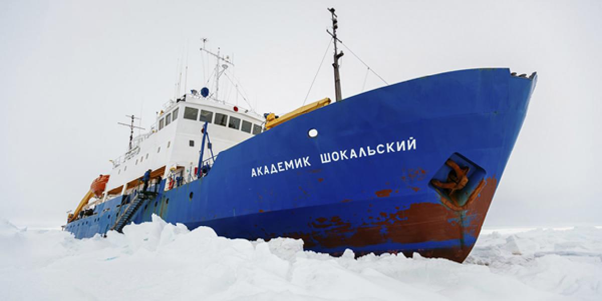 K výskumnej lodi uviaznutej v ľade sa blíži záchranný ľadoborec