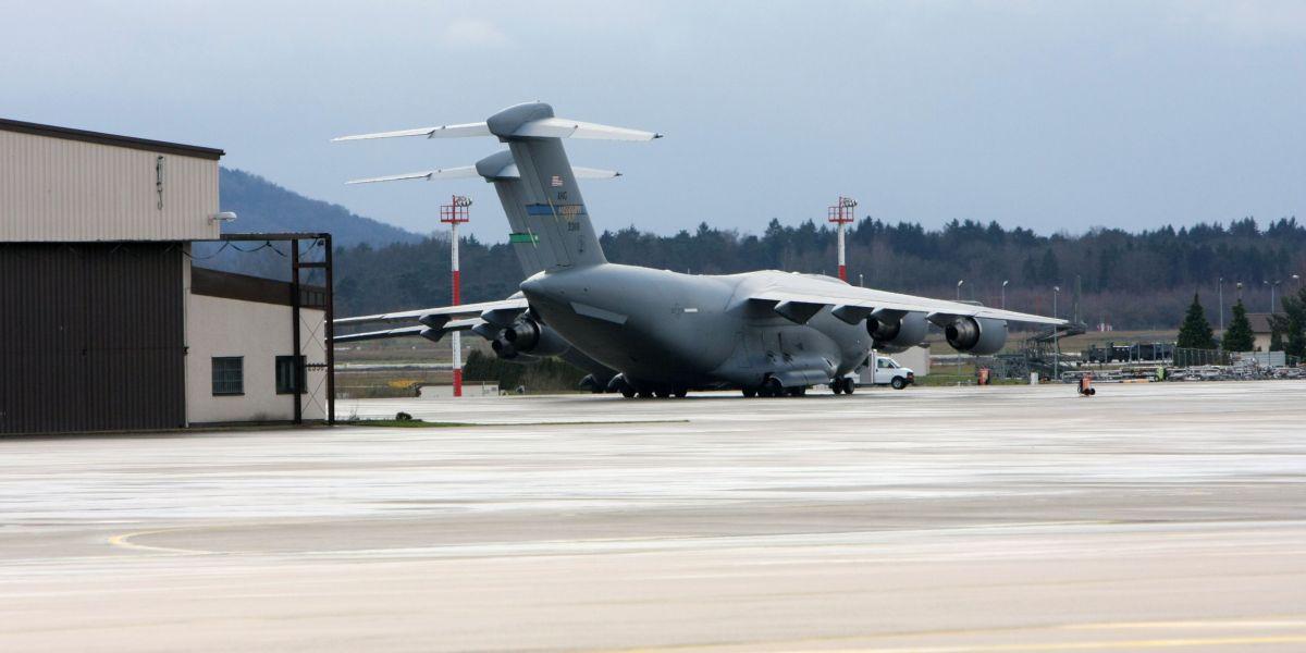 Telá zabitých vojakov už sú v nemeckom Ramsteine