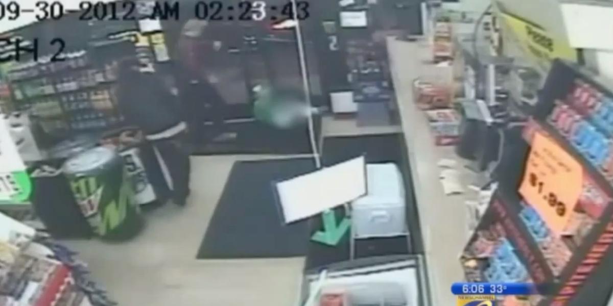 Neuveriteľné VIDEO: Muža zastrelili medzi dverami, ľudia ho prekračovali akoby nič!