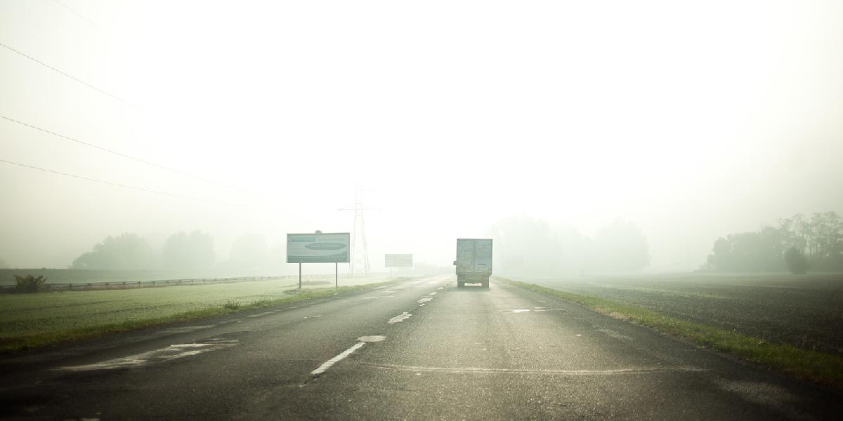 Vodiči pozor: Veľkú časť Slovenska trápi hmla