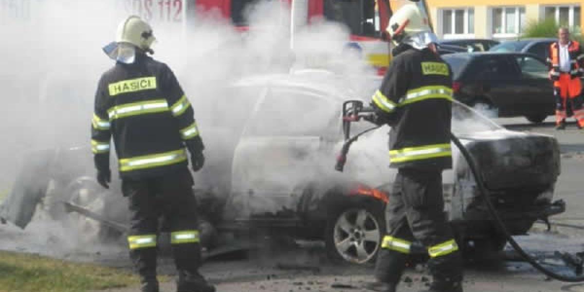 Pyrotechnika vybuchla v odstavenom osobnom aute