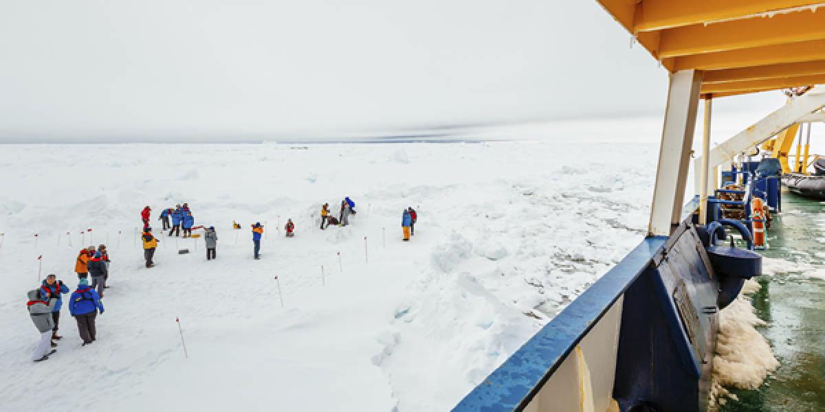 Väčšinu ľudí z ruskej uviaznutej lode v Antarktíde budú evakuovať helikoptérou