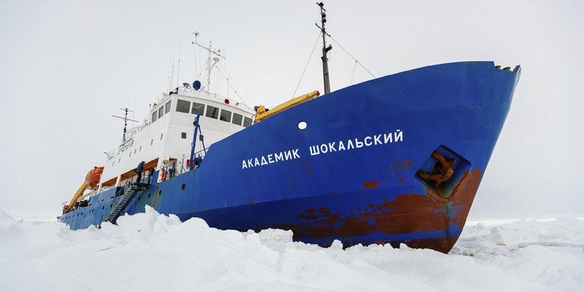 Začala sa evakuácia cestujúcich z výskumnej lode, ktorá uviazla na Antarktíde