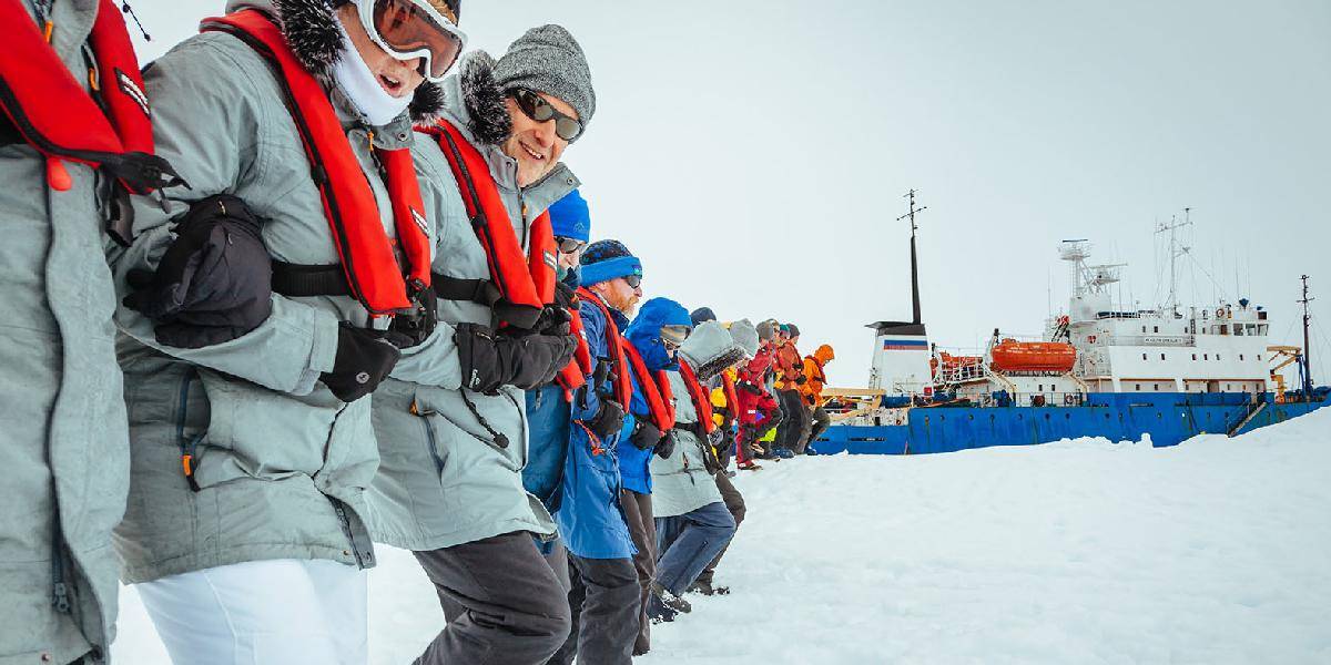 Prvých 12 ľudí z výskumnej lode prepravili na austrálsky ľadoborec