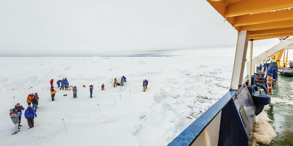 VIDEO Všetkých ľudí z lode uviaznutej pri pobreží Antarktídy zachránili