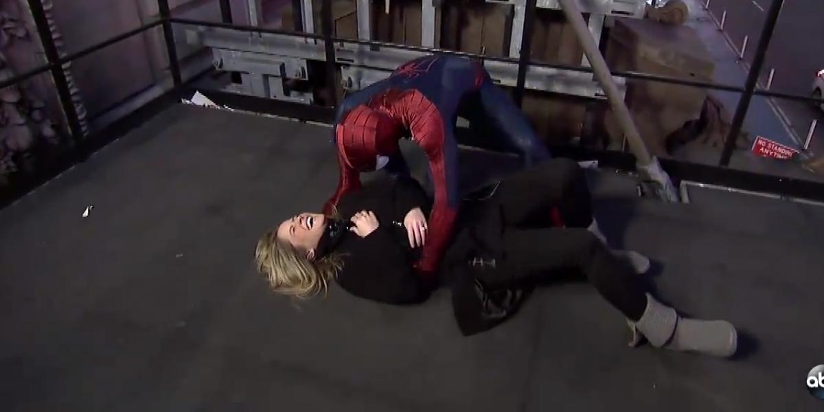 VIDEO Nepozorný Spider-Man: Mal zachytiť moderátorku, tá padla ako 'kabela'!