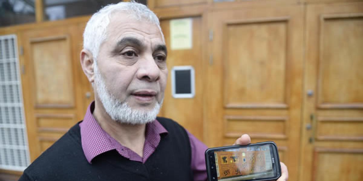 Polícia vyšetruje posprejovanie mešity hákovými krížmi