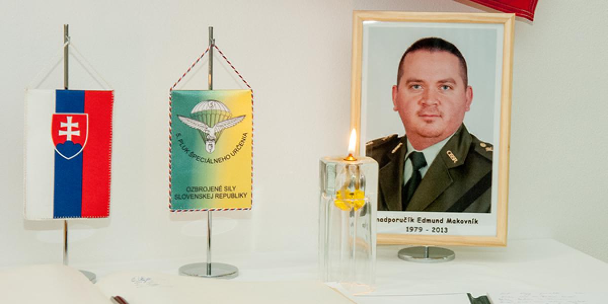 Poslednú poctu kapitánovi Makovníkovi vzdali stovky ľudí
