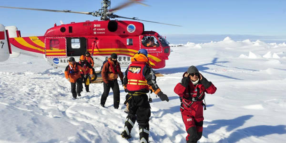 Všetkých 52 pasažierov vedeckej lode už previezli na ľadoborec