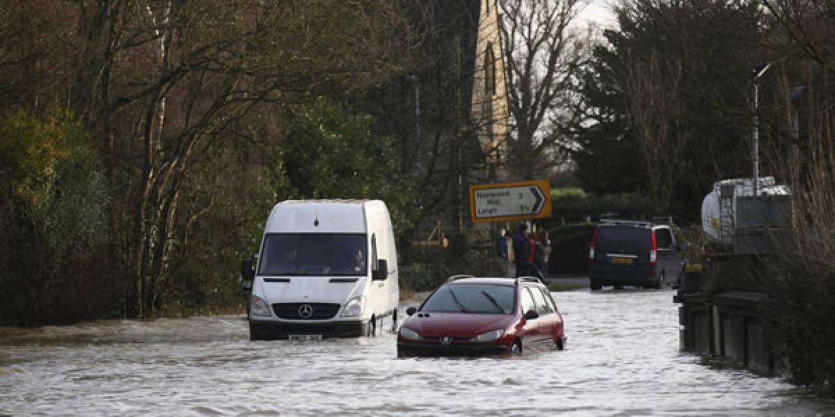 V Anglicku varovali pred záplavami na južnom pobreží, kde sa utopili dvaja ľudia