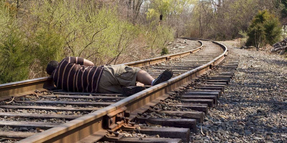 Tragédia: Opitý pri nehode 'zabil' kamaráta, ľahol si pod vlak!