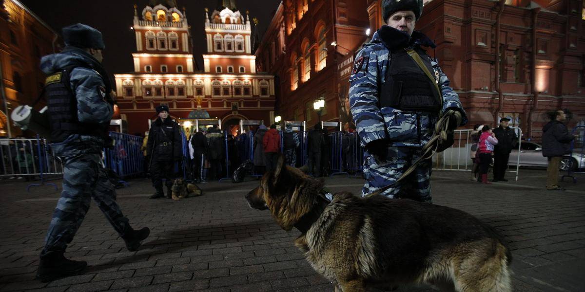 Ruského policajta zabila bomba, druhého ubil na smrť aktér dopravnej nehody