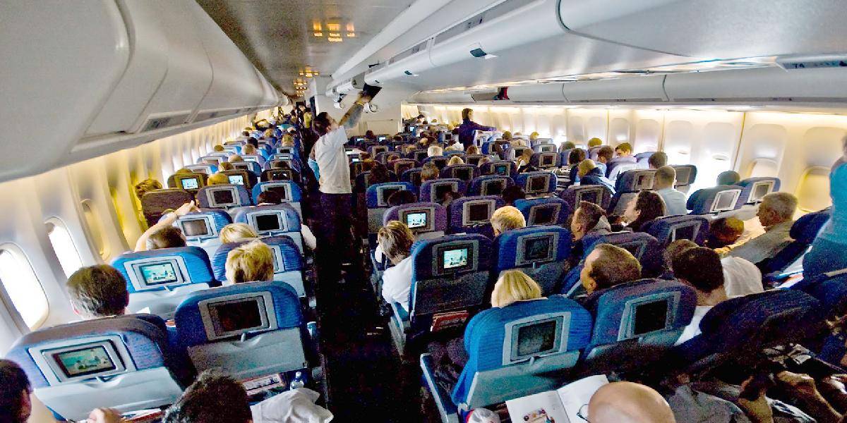 Kuriózne správanie na palube lietadla: Nemeckého fajčiara museli v lietadle spútať!