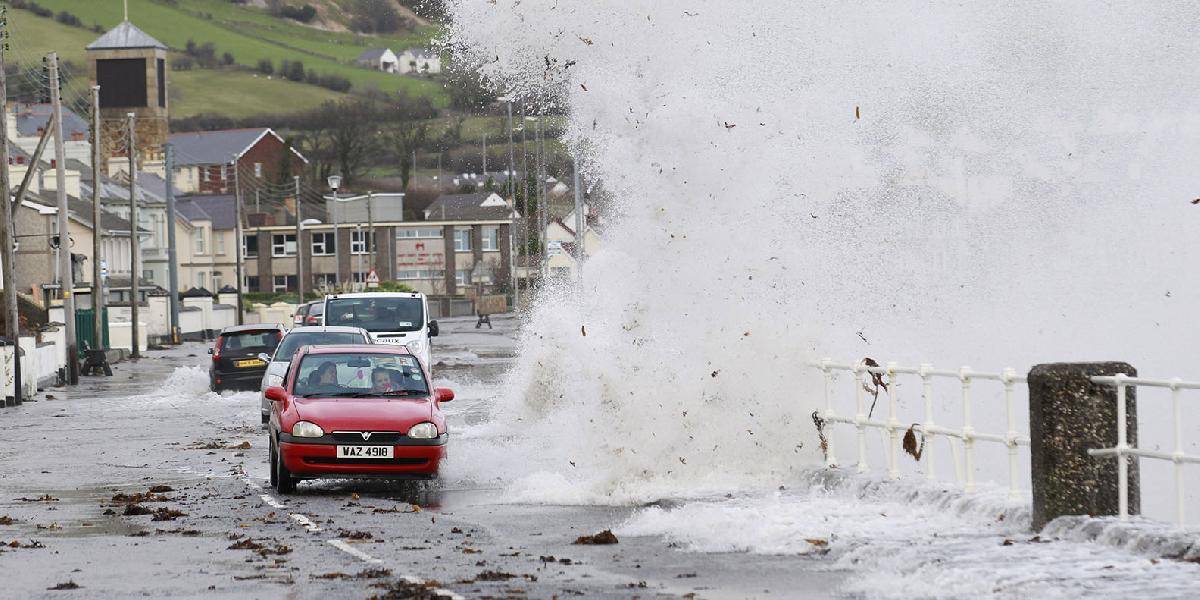 Rozbúrené more ohrozuje časti juhozápadného Anglicka a Walesu