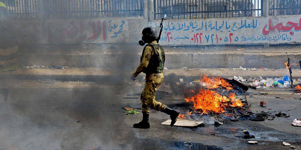 Zrážky v Egypte medzi demonštrantmi a políciou si vyžiadali najmenej 17 životov