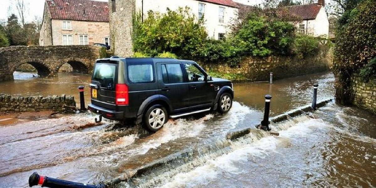 Britániu naďalej sužuje zlé počasie a záplavy