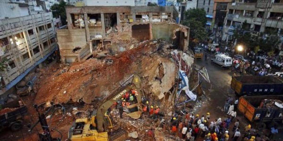 V Indii sa zrútila budova, desiatky ľudí sú pod troskami