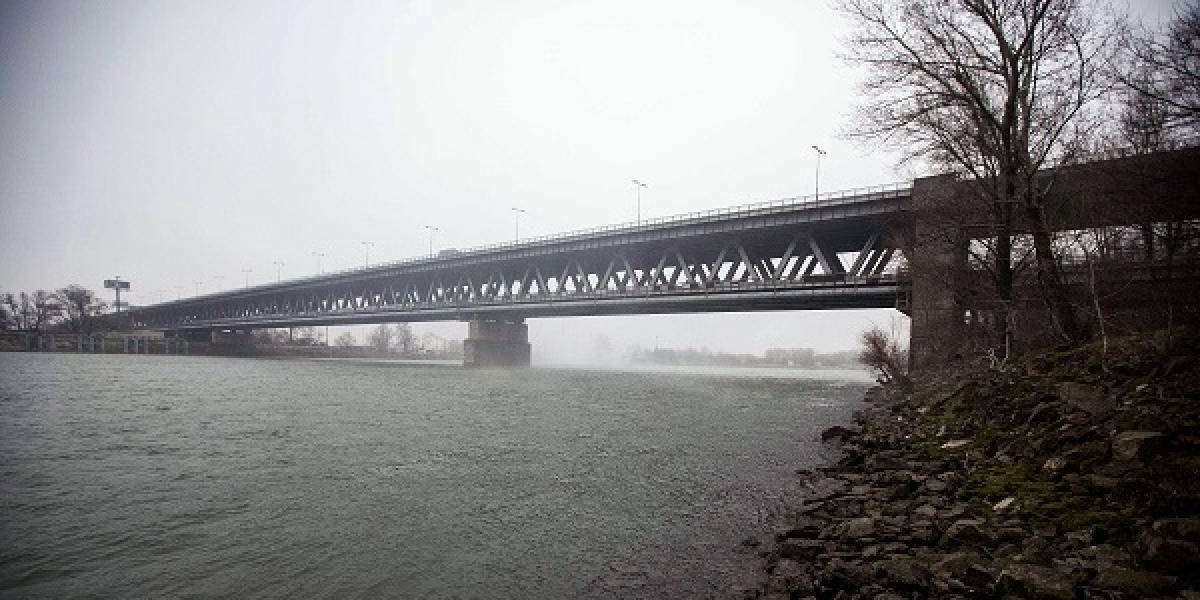 Na hladine Dunaja v Bratislave je veľká škvrna