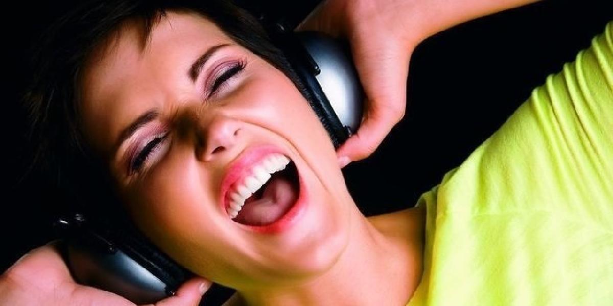 Hlasná hudba v slúchadlách ohrozuje sluch