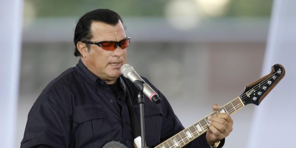 Herec Steven Seagal bude možno kandidovať na guvernéra Arizony