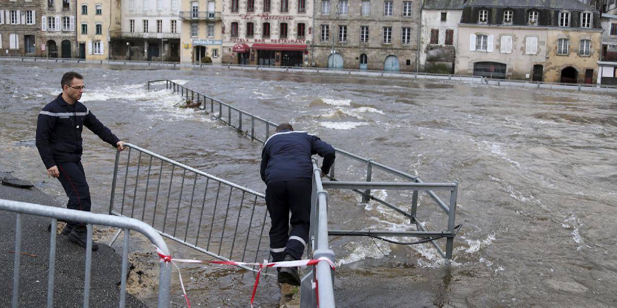 Búrky a povodne v Británii neúprosne pokračujú: Majú už dve obete!