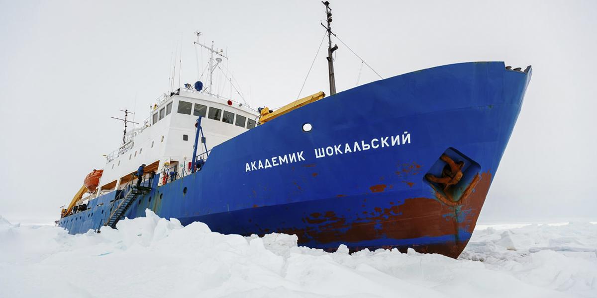 Lodi Akademik Šokaľskij sa podarilo vyslobodiť z ľadu